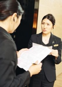 0220_0192 『進行表』をもとに打合せ中のウエディングプランナー